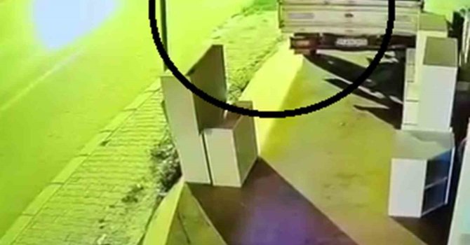 Otomobile ok gibi saplanan motosikletin sürücüsü metrelerce havaya uçtu