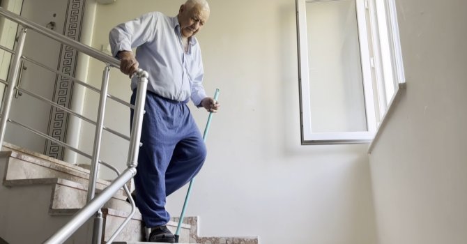 Yılların asansör sorunu yaşlı çifti evde hapis hayatı yaşatıyor