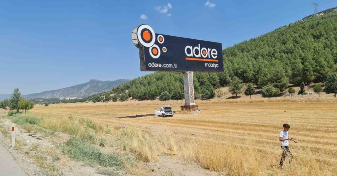 Sollamak istediği otobüse çarpıp tarlaya uçtu, 1’i ağır 3 kişi yaralandı