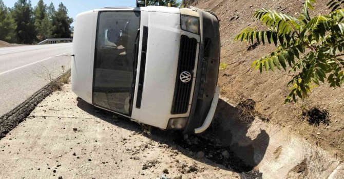 Viraja hızlı giren minibüs şarampole devrildi: 1 yaralı