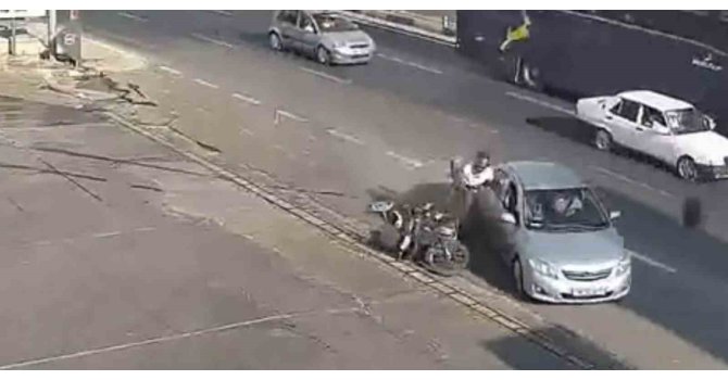 Kazada motosiklet sürücüsü çarpıştığı otomobilin kapısına tutunup sonra yere düştü