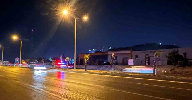 Markete gitmek isteyen anne ve kızına otomobil çarptı: Anne öldü, kızı ağır yaralandı