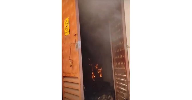 Aşırı yüklenme yapılan trafo, sıcak havanın etkisiyle alevlere teslim oldu