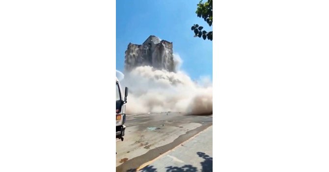 Osmaniye’de 11 katlı binanın yıkım anı cep telefonu kamerasına yansıdı