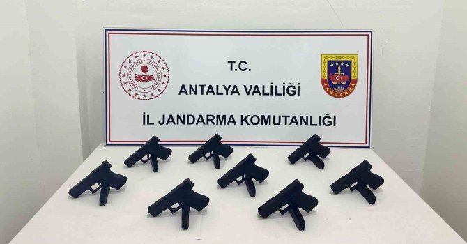 Antalya’da otomobilden 8 ruhsatsız tabanca çıktı