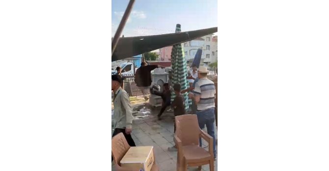 Pazar yerinde 3 kişi, bir genci tekme tokat dövdü