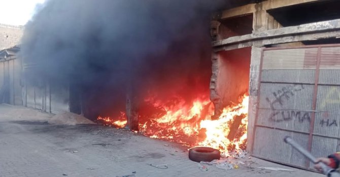 Kırıkhan’da iş yeri alevlere teslim oldu