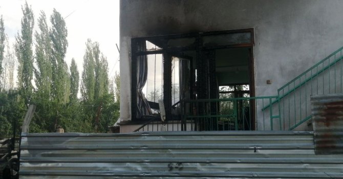 Yangını uzaktan fark eden vatandaş, müstakil evin tamamen yanmasını önledi