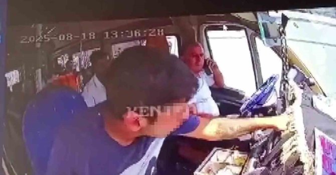 Minibüste kapkaç: Araç kırmızı ışıkta durunca paraları alıp kaçtı