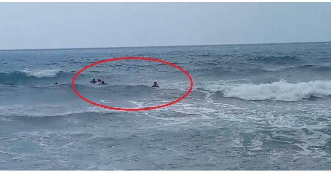 Denizde boğulma tehlikesi geçiren 2 şahsın ölümle burun buruna geldiği anlar kamerada