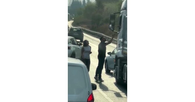 Otoyolda trafik terörü, yol kesip sürücüyle tartıştılar