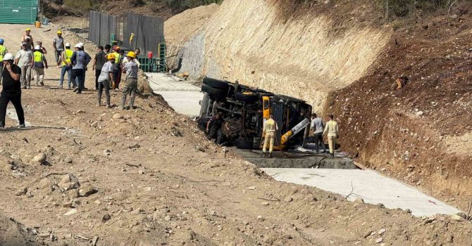 Devrilen vinçte yangın çıktı, ilk müdahaleyi orman ekipleri yaptı
