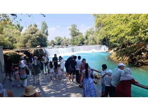 Manavgat Şelalesi’nde düşen su seviyesi ziyaretçileri şaşkına çevirdi
