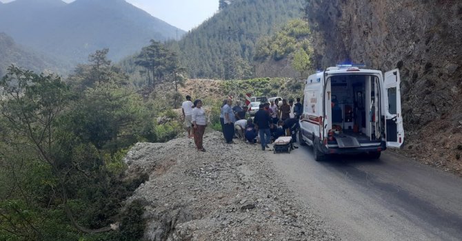 Osmaniye’de kayalıklara çarpan otomobil yan yattı: 3 yaralı