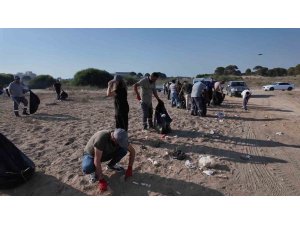 Çardaklar yıkılıp halka açılmıştı, çöpten geçilmeyen sahile temizlik operasyonu