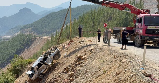 Adana’da 5 kişiye mezar alan otomobil uçurumdan çıkarıldı