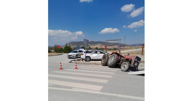 Burdur’da traktör ile otomobil çarpıştı: 1’i ağır 6 yaralı