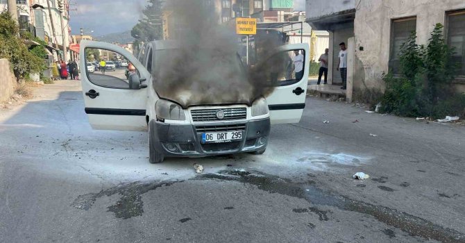 Osmaniye’de hafif ticari araç alev alev yandı