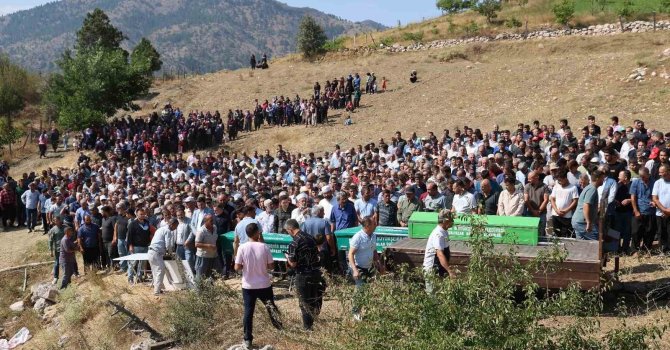 Feci kazada hayatını kaybeden 1’i bebek 5 kişi son yolculuğuna uğurlandı