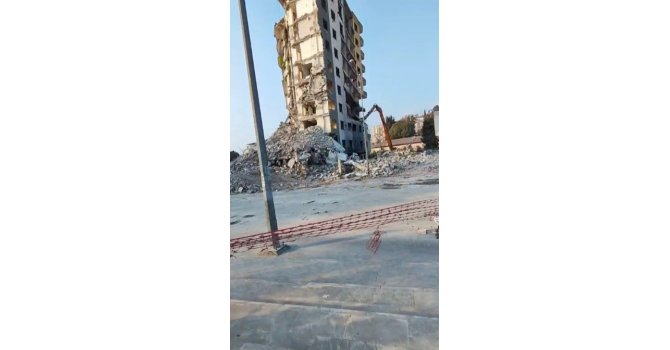 Osmaniye’de orta hasarlı bina tek dokunuşta yıkıldı