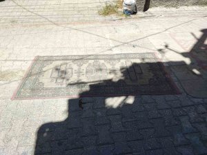 Adana’da bozuk yollar yapılmayınca yola halı serme akım haline geldi