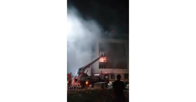 Şantiye alanında bulunan binada yangın çıktı