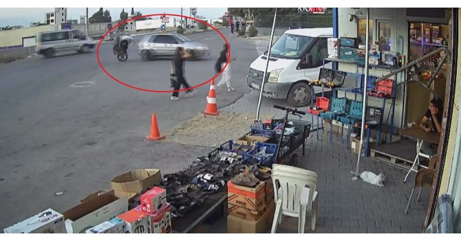 Motosikletin otomobile ok gibi saplandığı anlar kamerada