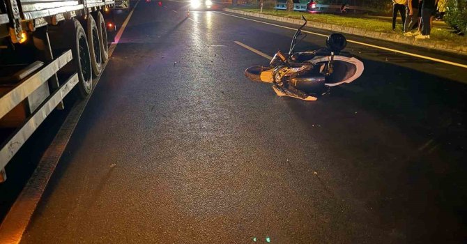 Tıra arkadan çarpan motosikletli ağır yaralandı