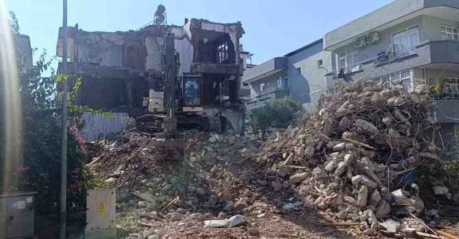 Arka sokaktaki yıkım evleri salladı, panikleyen mahalleli 112’yi aradı