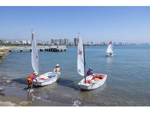 Mersin’de gençler ücretsiz kurslarla yelken sporu öğreniyor