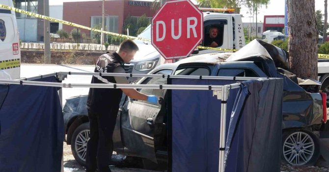 Antalya’da ağaca çarpan otomobilin sürücüsü hayatını kaybetti