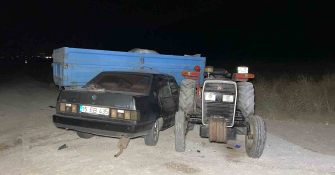 Burdur’da otomobil ile traktör çarpıştı, 1’i ağır 2 yaralı