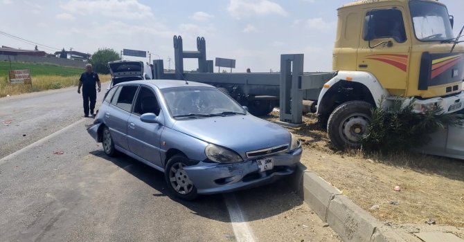 Freni boşalan kamyon, kırmızı ışıktaki 4 otomobile çarptı: 3 yaralı