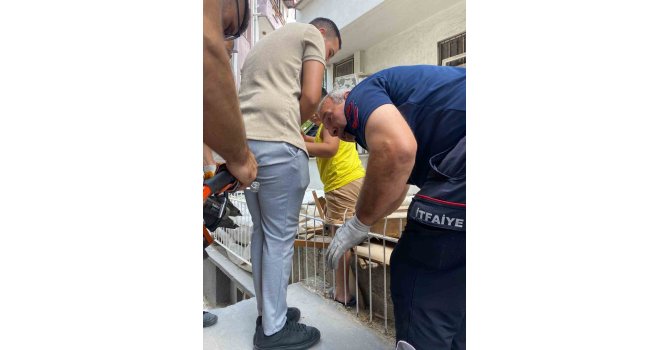 Bacağına saplanan demir korkulukla birlikte hastaneye kaldırıldı