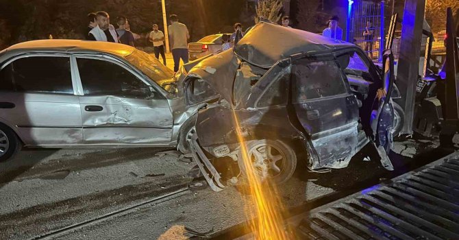 Kontrolden çıkan otomobil park halindeki araca çarptı... O anlar kamerada