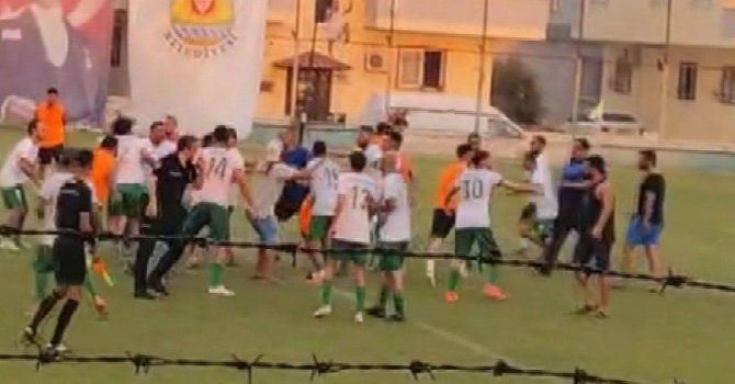 Tarsus’ta futbol turnuvasında kavga: Futbolcular tekme tokat birbirine girdi