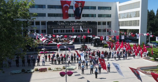 Başkan Böcek Atatürk Anıtına çelenk sundu