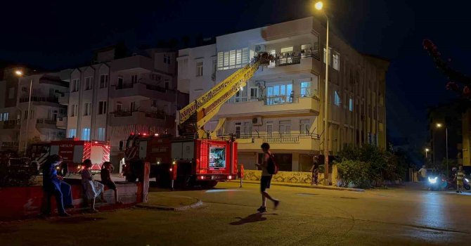 Ocakta unutulan tencere yangına sebep oldu