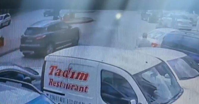 Otomobil ile motosikletin çarpıştığı kaza kamerada: 1 yaralı