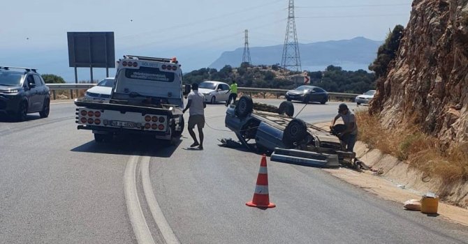 Antalya’da otomobil dağlık alana çarparak ters döndü: 2 yaralı