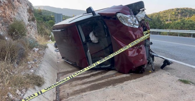 Antalya’da kamyonet yan yattı: 6 yaralı