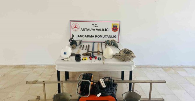 Jandarma, Serik’te definecileri suçüstü yakaladı