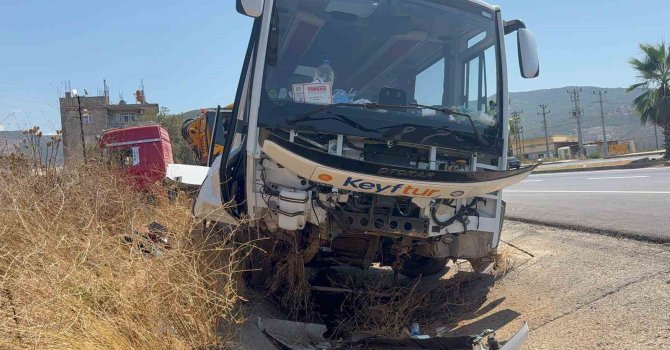 Antalya’da tur otobüsü drenaj hendeğine girdi: 23 yaralı
