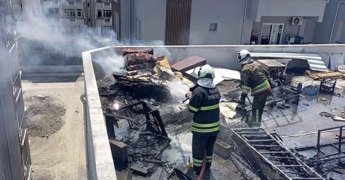 Dörtyol’da binanın çatı katında yangın çıktı