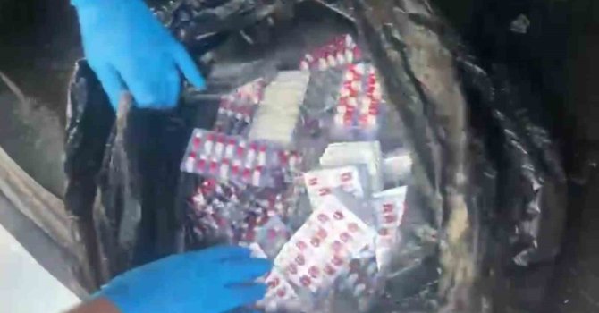 Taksiyle uyuşturucu sevkiyatı yapmak istediler: 2 bin 796 hap yakalattılar