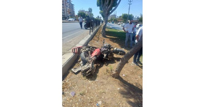 Minibüsle motosiklet çarpıştı: 1 ölü,  2 yaralı