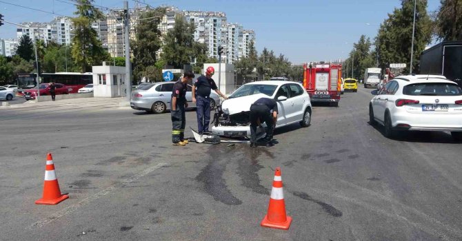 Kamyonet ile otomobil kavşakta çarpıştı: 1 yaralı