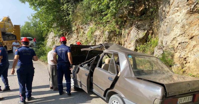 Hurdaya dönen otomobildeki 2 kişi yaralandı