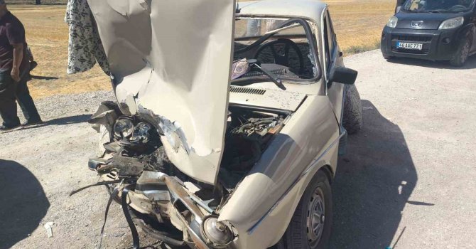 Kamyonet ile otomobil çarpıştı: 2 yaralı