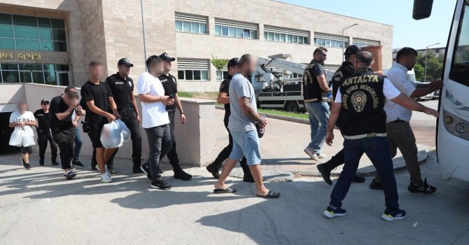 Antalya’da eş zamanlı operasyonlarda 236 aranan şahıs yakalandı